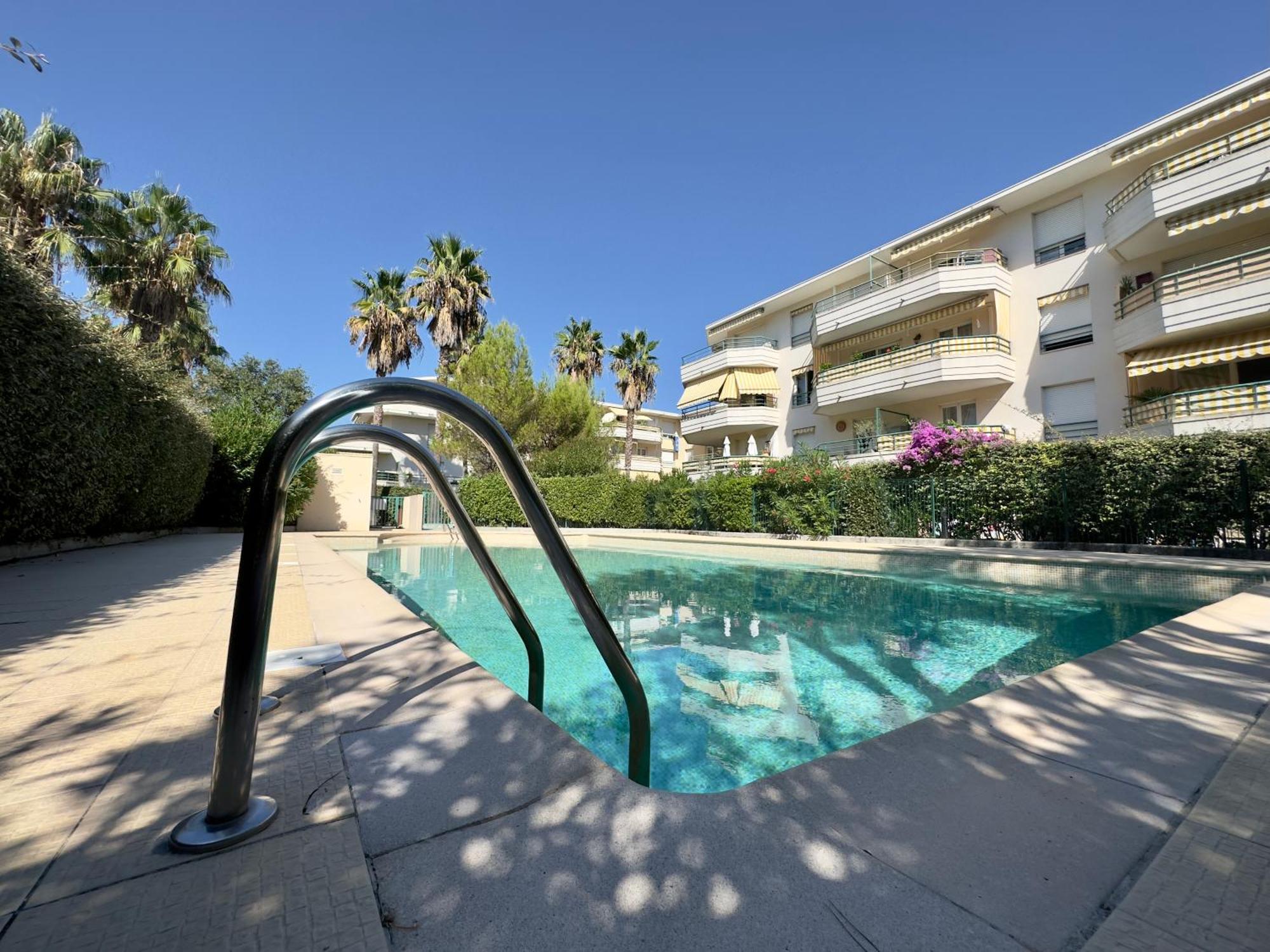 Regent Cote D'Azur Air-Conditioned, Pool, Garden & Parking ヴィルヌーヴ・ルベ エクステリア 写真